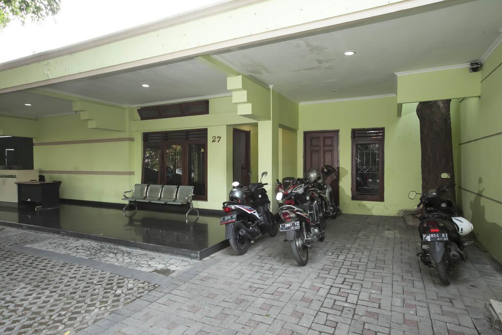 Reddoorz Near Balai Kota Surabaya Hotel Ngoại thất bức ảnh