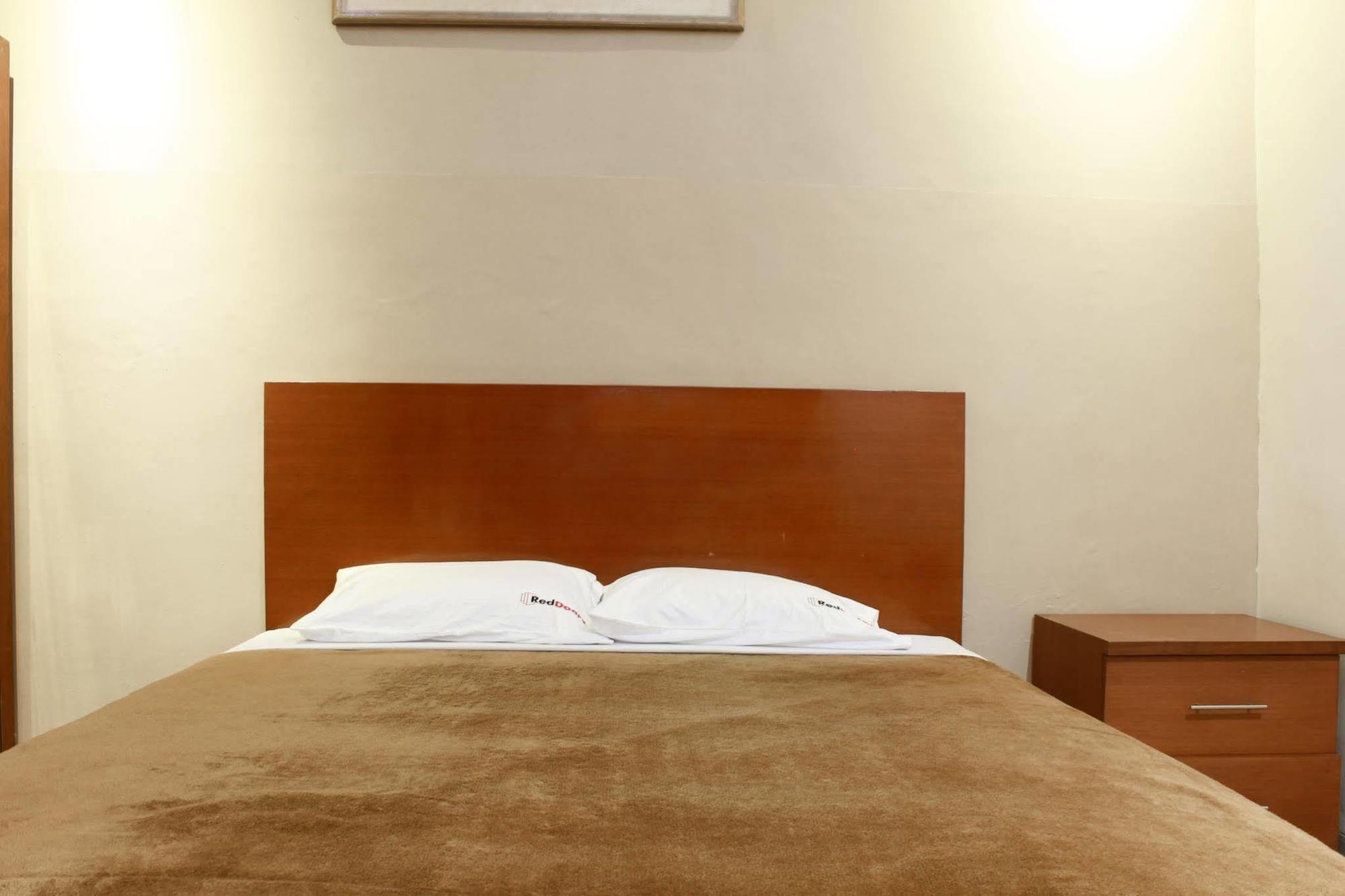 Reddoorz Near Balai Kota Surabaya Hotel Ngoại thất bức ảnh