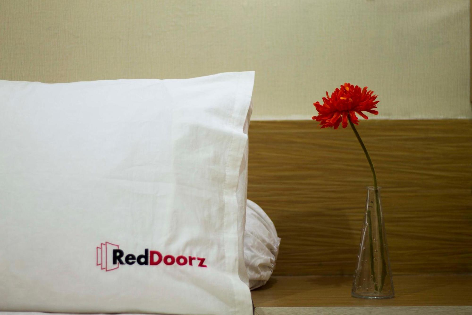 Reddoorz Near Balai Kota Surabaya Hotel Ngoại thất bức ảnh